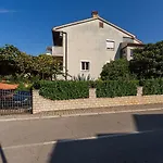 Komfortables Apartment Wenige Minuten Zur Altstadt Von Porec Und Zum Strand Mit Garten