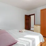 Komfortables Apartment Wenige Minuten Zur Altstadt Von Porec Und Zum Strand Mit Garten