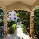 Komfortables Apartment Wenige Minuten Zur Altstadt Von Porec Und Zum Strand Mit Garten